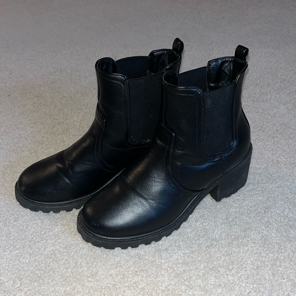 Forever 21 Women's black chelsea boot faux leather - Picture 2 of 8